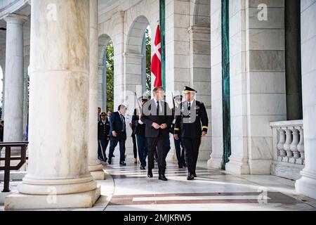 (Von links nach rechts) Morten Bødskov, Verteidigungsminister, Dänemark und USA Armeebrig. General Christopher Norrie, kommandierender General, 7. Training Command Walk through the Memorial Amphitheater at Arlington National Cemetery, Arlington, Virginia, 31. August 2022. Während seiner Zeit bei ANC nahm Bødskov an einer Kranzfestigung der Streitkräfte mit voller Auszeichnung am Grab des unbekannten Soldaten Teil. Stockfoto