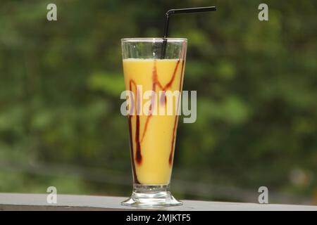Mangofruchtsaft gemischt mit kondensierter Schokoladenmilch Stockfoto