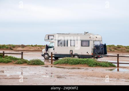 Alter Wohnwagen in Strandnähe geparkt, bewölkter Tag, Ebro Delta, Katalonien; Spanien Stockfoto