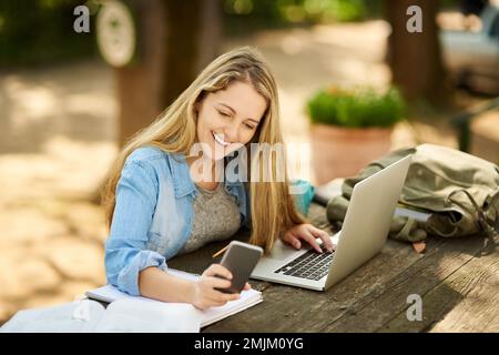Sieht aus wie die Pause. Eine junge Frau, die draußen studiert. Stockfoto