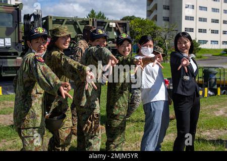 Mitglieder der Japan Ground Self-Defense Force (JGSDF) stehen während des Exercise Orient Shield 2022 im Japan Ground Self-Defense Force (JGSDF) Camp Ebino, Japan, am 31. August 2022 am vorderen Bewaffnungs- und Tankpunkt (FARP). Eine FARP ist ein temporärer Ort, der für das Betanken und die Wiederaufrüstung eines Luftfahrzeugs außerhalb einer vorderen Betriebsbasis verwendet wird. Orient Shield 2022 ist das größte US-Unternehmen Bilaterale Feldübungen der Armee und des JGSDF an mehreren Standorten in ganz Japan zur Verbesserung der Interoperabilität sowie zum Testen und Verfeinern von domänenübergreifenden und domänenübergreifenden Operationen. Stockfoto