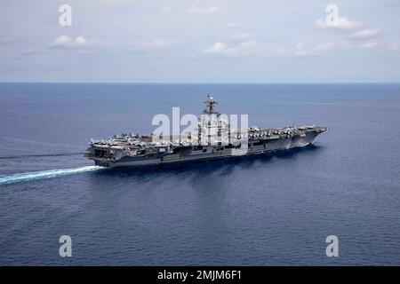 220901-N-MW880-1133 ADRIA (SEP. 1, 2022) die Nimitz-Klasse Flugzeugträger USS George H.W. Bush (CVN77) durchsetzt die Adria, 1. September 2022. Carrier Air Wing (CVW) 7 ist die offensive Luft- und Schlagkomponente von CSG-10 und der George H.W. Bush CSG. Die Staffeln von CVW-7 sind: Strike Fighter Squadron (VFA) 143, VFA-103, VFA-86, VFA-136, Electronic Attack Squadron (VAQ) 140, Carrier Airborne Early Warning Squadron (VAW) 121, HSC-5 und HSM (Helicopter Maritime Strike Squadron) 46. The George H.W. Die Bush Carrier Strike Group ist im Europa-Raum der US-Navy Forces im Einsatz Stockfoto