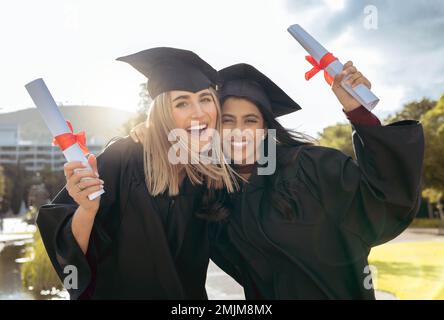 Zertifikat, Freunde und Abschlussporträt von Frauen, die sich auf der College-Feier umarmen. Diplom Erfolg, Glück und Schulfreude Stockfoto