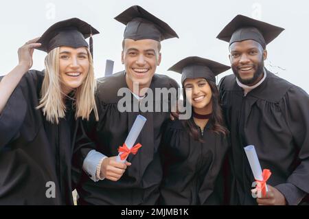 Ausbildung, Universität und Porträt von Studenten für Studienabschluss, Erfolg und Leistung im College. Schule, Abschluss und Gruppe von Freunden Stockfoto