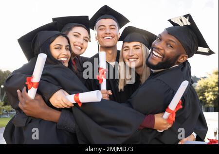 Abschlussfeier, Gruppenporträt und Umarmung für Feiern, Erfolg und Bildungsveranstaltung im Freien. Vielfalt, Studenten und begeisterte Absolventen feiern glücklich Stockfoto