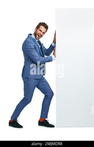 Ihre Bemühungen bestimmen Ihren Erfolg. Studiofoto eines gutaussehenden Geschäftsmanns, der eine Wand vor weißem Hintergrund drückt. Stockfoto