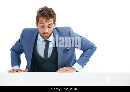 Klettern Sie weiter, aber gehen Sie auf Nummer sicher. Studioaufnahme eines gutaussehenden Geschäftsmanns, der vor weißem Hintergrund eine Wand hochklettert. Stockfoto