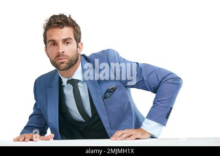 Warten Sie nicht auf den Erfolg, gehen Sie dorthin. Studioaufnahme eines gutaussehenden Geschäftsmanns, der vor weißem Hintergrund eine Wand hochklettert. Stockfoto