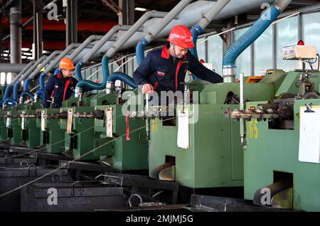 HANDAN, CHINA - 28. JANUAR 2023 - Arbeiter arbeiten in einer Metallwarenfabrik in Handan, Nordchina Provinz Hebei, 28. Januar 2023. Stockfoto