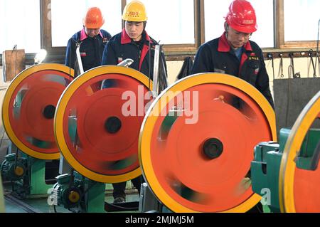 HANDAN, CHINA - 28. JANUAR 2023 - Arbeiter arbeiten in einer Metallwarenfabrik in Handan, Nordchina Provinz Hebei, 28. Januar 2023. Stockfoto