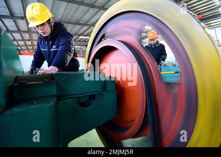 HANDAN, CHINA - 28. JANUAR 2023 - Arbeiter arbeiten in einer Werkstatt eines Kunststoffverarbeitungsunternehmens in Handan, Nordchina Provinz Hebei, am 28. Januar 2023. Stockfoto