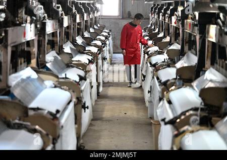 HANDAN, CHINA - 28. JANUAR 2023 - Ein Arbeiter arbeitet in einer Werkstatt eines Textilunternehmens in Handan, Nordchina Provinz Hebei, am 28. Januar 2023. Stockfoto