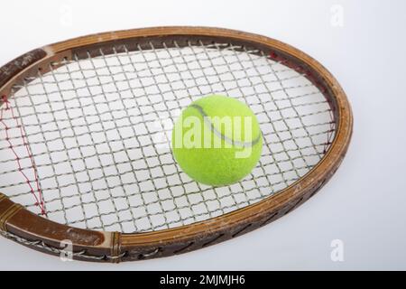 Tennisball und Schläger Retro-Vintage in altem Holz Stockfoto