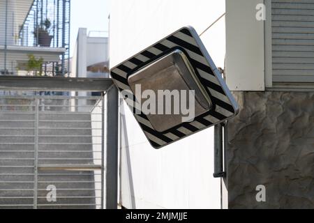 Spiegel hängt in der Straße konvexer Sicherheit im Zufahrtsparkplatz Stockfoto