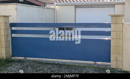 Schiebetür aus Stahl, grauer Portalzaun aus Metall in einer modernen Hausstraße Stockfoto