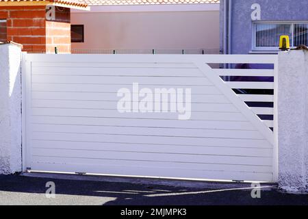 Weißes Haus Schiebetür aus Stahl Aluminium Tor am modernen Wohneingang Stockfoto