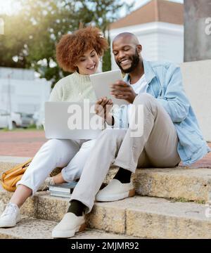 Freunde, Technologie und online auf Tablet und Laptop, Social-Media-Kommunikation und junge Schüler im Freien. Schwarzer Mann, Frau und Lächeln, Internet und Stockfoto
