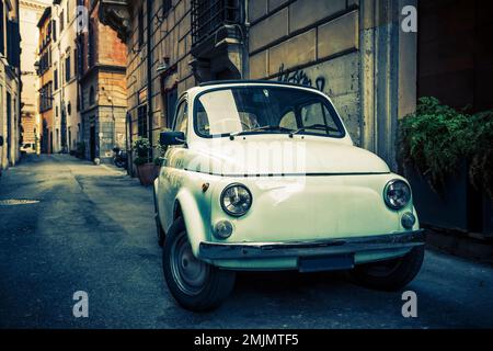 ROM - 27. MAI 2016: Ein Fiat 500 am 13. September 2011 in Rom. Im Juli 1957 als Nuova (neu) 500 eingeführt, wurde es als billiges und praktisches Produkt vermarktet Stockfoto