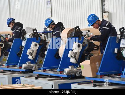 HANDAN, CHINA – 28. JANUAR 2023 – Arbeiter montieren Transformatoren in einer Produktionswerkstatt von Hebei Gaojing Electric Equipment Co LTD in Handan, North Stockfoto