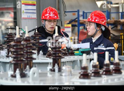 HANDAN, CHINA – 28. JANUAR 2023 – Mitarbeiter testen Transformatoren in einer Produktionswerkstatt von Hebei Gaojing Electric Equipment Co LTD in Handan, North Chin Stockfoto