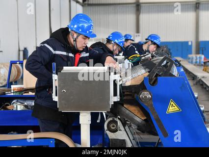 HANDAN, CHINA – 28. JANUAR 2023 – Arbeiter montieren Transformatoren in einer Produktionswerkstatt von Hebei Gaojing Electric Equipment Co LTD in Handan, North Stockfoto