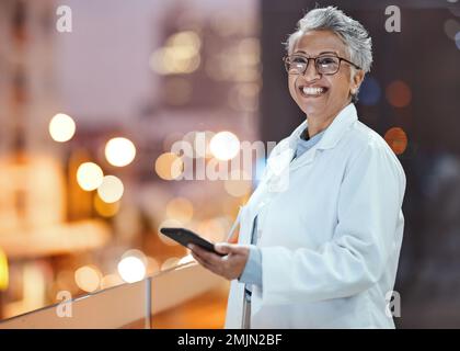 Telefon, Arzt und Seniorin auf dem Dach des Krankenhauses für Telehealth, Forschung oder Online-Beratung in der Stadt. Bokeh, Gesundheitsporträt und weiblich Stockfoto