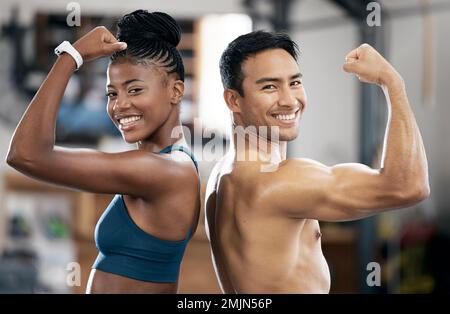 Porträt, schwarze Frau oder Trainer, die Muskel- oder Körperziele beim Training oder beim Fitnesstraining im Fitness-Studio bewegt. Coaching-Ergebnisse, glückliche Freunde oder gesunder Sport Stockfoto