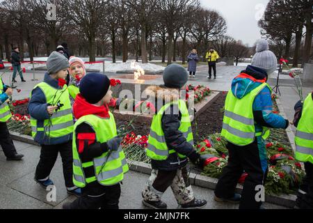 St. Petersburg, Nazi-Truppen am 8. September. 27. Januar 1944. Kinder stehen Schlange, um Blumen zu legen bei einer Gedenkveranstaltung in St. Petersburg, Russland, 27. Januar 2023. Hier fanden Aktivitäten zum 79. Jahrestag der Beendigung der Nazi-Belagerung von Leningrad während des Zweiten Weltkriegs statt Leningrad, bekannt als St. Petersburg wurde heute am 8. September 1941 von den Nazi-Truppen belagert, und die Belagerung wurde am 27. Januar 1944 aufgehoben. Kredit: Irina Motina/Xinhua/Alamy Live News Stockfoto