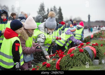 St. Petersburg, Nazi-Truppen am 8. September. 27. Januar 1944. Kinder legen Blumen bei einer Gedenkveranstaltung in St. Petersburg, Russland, 27. Januar 2023. Hier fanden Aktivitäten zum 79. Jahrestag der Beendigung der Nazi-Belagerung von Leningrad während des Zweiten Weltkriegs statt Leningrad, bekannt als St. Petersburg wurde heute am 8. September 1941 von den Nazi-Truppen belagert, und die Belagerung wurde am 27. Januar 1944 aufgehoben. Kredit: Irina Motina/Xinhua/Alamy Live News Stockfoto