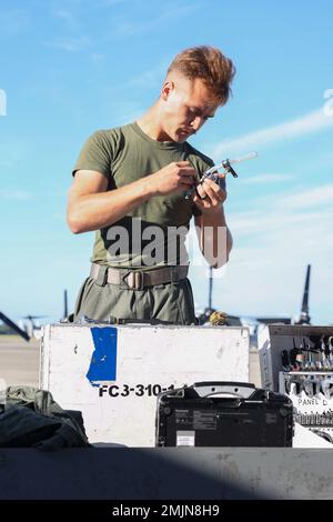 USA Marinekorps Lance CPL. Joseph Ploog, MV-22B Osprey Crew Chief, Marine Medium Tiltrotor Squadron (VMM) 261, 2. Marine Aircraft Wing, führt Wartungsarbeiten an einer Abdeckung des Motoreinlasses für einen MV-22B Osprey auf der Marine Corps Air Station (MCAS) New River in Jacksonville, North Carolina, 12. Juli 2022 durch. VMM-261 Flugwartung Marines führen routinemäßige vorbeugende Wartungsarbeiten an MV-22B Fischadlern durch, um einen konstanten Bereitschaftszustand sicherzustellen. MCAS New River bietet Unterstützung in den Bereichen Luftfahrt, Schutz von Truppen, Infrastruktur und Gemeinschaftsdienste, um die Bereitschaft, Nachhaltigkeit und Lebensqualität für II zu fördern Stockfoto