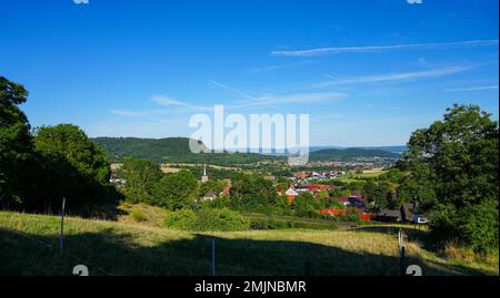 Blick vom Burgberg in HUF. Weiter Blick auf die Landschaft und das Dorf. Stockfoto