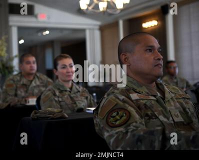 Flieger des 195. Flügels, California Air National Guard, hören Sie eine Sicherheitspräsentation beim Front Line Supervisor Summit im Peach Tree Golf and Country Club, Marysville California, 31. August 2022. Auf dem Gipfeltreffen wurden Präsentationen von Agenturen aus allen Flügeln und Bundesstaaten zu Themen wie Führungsszenarien, vier Linsen, Einfühlungsvermögen und Achtsamkeit sowie Finanzen gehalten. Zusätzlich zu den Präsentationen gab es Breakout-Sitzungen, in denen Themen besprochen und Teambuilding-Aktivitäten durchgeführt wurden. Stockfoto