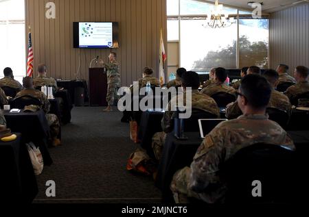 Flugzeuge der 195. Wing, California Air National Guard, hören Sie sich eine Führungspräsentation von Jennifer Oberg, Kommandochef 195. Wing, beim Front Line Supervisor Summit im Peach Tree Golf and Country Club, Marysville California, 1. September 2022 an. Auf dem Gipfeltreffen wurden Präsentationen von Agenturen aus allen Flügeln und Bundesstaaten zu Themen wie Führungsszenarien, vier Linsen, Einfühlungsvermögen und Achtsamkeit sowie Finanzen gehalten. Zusätzlich zu den Präsentationen gab es Breakout-Sitzungen, in denen Themen besprochen und Teambuilding-Aktivitäten durchgeführt wurden. Stockfoto