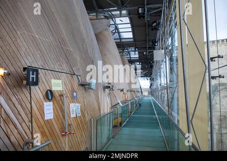 Bordeaux , Aquitaine France - 01 18 2023 : sieben mit Zedernholz und Glaswänden verkleidete Gerichtsgebäude mit futuristischem Design in Bordeaux City Fr. Stockfoto