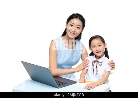 Eine junge Lehrerin, die Schüler beim Lernen berät Stockfoto