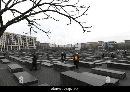 Berlin, Deutschland. 27. Januar 2023. Die Menschen besuchen das Mahnmal für ermordete Juden Europas in Berlin am 27. Januar 2023. Die Gedenkstätte im Zentrum Berlins wurde erbaut, um etwa 6 Millionen Juden zu gedenken, die von den Nazis im Zweiten Weltkrieg getötet wurden Im Jahr 2005 verabschiedete die Generalversammlung der Vereinten Nationen eine Resolution, mit der der 27. Januar zum Internationalen Gedenktag zum Gedenken an die Opfer des Holocaust erklärt wurde. Kredit: Ren Pengfei/Xinhua/Alamy Live News Stockfoto