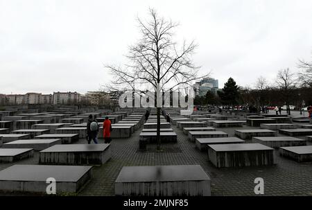 Berlin, Deutschland. 27. Januar 2023. Die Menschen besuchen das Mahnmal für ermordete Juden Europas in Berlin am 27. Januar 2023. Die Gedenkstätte im Zentrum Berlins wurde erbaut, um etwa 6 Millionen Juden zu gedenken, die von den Nazis im Zweiten Weltkrieg getötet wurden Im Jahr 2005 verabschiedete die Generalversammlung der Vereinten Nationen eine Resolution, mit der der 27. Januar zum Internationalen Gedenktag zum Gedenken an die Opfer des Holocaust erklärt wurde. Kredit: Ren Pengfei/Xinhua/Alamy Live News Stockfoto