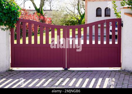 Portaltor aus rotem Metall und Aluminium des modernen Türhauses Stockfoto
