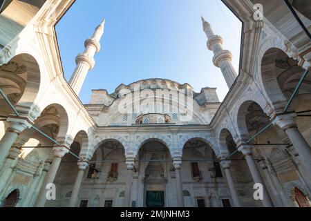 Blick auf die Nuruosmaniye-Moschee vom Innenhof. Moscheen in Istanbul. Istanbul Turkiye - 12.23.2022 Stockfoto