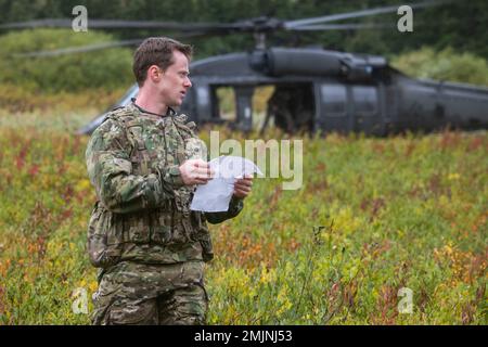 Air Force Staff Sergeant Derek Bolton, ein Stabwetteroffizier der 1. Kampfwetterstaffel, koordiniert die Exfiltration nach Luftangriffen in Geronimo Drop Zone, Joint Base Elmendorf-Richardson, Alaska, 31. August 2022. Sonderkriegsführung der Luftwaffe und Kampfwetter Flugzeuge und Fallschirmjäger der Armee, unterstützt von der Luftwaffe der Nationalgarde Alaska vom 207. Lufttruppenkommando, führten das Training durch, um unter erschwerten Bedingungen Fähigkeiten in der Luft und Einsatzbereitschaft zu demonstrieren. Stockfoto