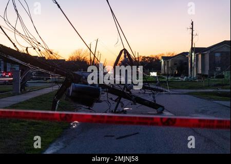 Wildpark, USA. 25. Januar 2023. Ein abgeschleppter Pol an der Center Street in Deer Park, Texas. Ein Tornado der EF-3 reiste 18 Meilen durch Pearland, Houston, Pasadena, Deer Park und Baytown, Texas am Dienstag, den 24. Januar 2023. Obwohl es erhebliche Schäden gab, gab es keine schweren Verletzungen oder Todesfälle. (Foto: Jennifer Lake/SIPA USA) Guthaben: SIPA USA/Alamy Live News Stockfoto