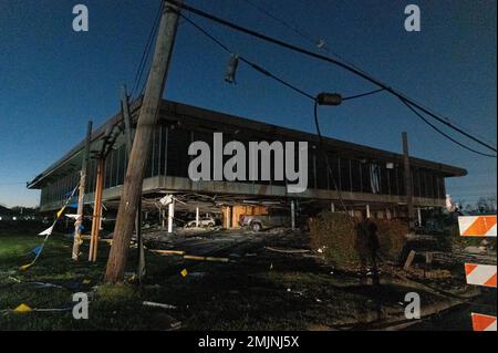 Wildpark, USA. 25. Januar 2023. Ein Bürogebäude, das am 25. Januar 2023 gesehen wurde, wurde abgerissen, als ein EF-3 Tornado am 24. Januar 2023 durch den Deer Park, Texas, gerissen wurde. Obwohl es erhebliche Schäden gab, gab es keine schweren Verletzungen oder Todesfälle. (Foto: Jennifer Lake/SIPA USA) Guthaben: SIPA USA/Alamy Live News Stockfoto
