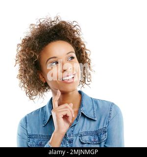 Sehen Sie das gute in jeder Situation. Studioaufnahme einer attraktiven jungen Frau, die aufmerksam aussieht, vor weißem Hintergrund. Stockfoto