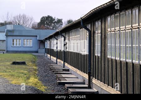 Oranienburg, Deutschland. 27. Januar 2023. Baracken stehen auf dem Gelände des Sachsenhausen-Gedenkmals und -Museums. Während einer gemeinsamen Veranstaltung des Brandenburger Landesparlaments und der Gedenkfeier wurde zum ersten Mal, anstatt einen Kranz zu legen, eine Tonband-Kunstaktion mit der Frage durchgeführt: "Warum erinnern Sie sich heute?" Kredit: Soeren Stache/dpa/Alamy Live News Stockfoto