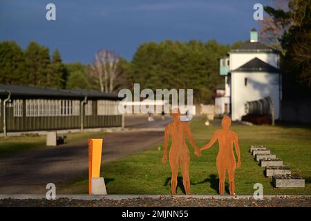 Oranienburg, Deutschland. 27. Januar 2023. Zwei Figuren stehen auf dem Gelände des Sachsenhausen-Gedenkmals und -Museums vor den sechs Massengräbern. Während einer gemeinsamen Veranstaltung des Brandenburger Landesparlaments und der Gedenkfeier wurde zum ersten Mal, anstatt einen Kranz zu legen, eine Tonband-Kunstaktion mit der Frage durchgeführt: "Warum erinnern Sie sich heute?" Kredit: Soeren Stache/dpa/Alamy Live News Stockfoto