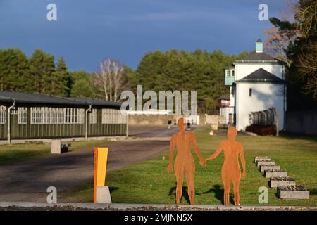 Oranienburg, Deutschland. 27. Januar 2023. Zwei Figuren stehen auf dem Gelände des Sachsenhausen-Gedenkmals und -Museums vor den sechs Massengräbern. Während einer gemeinsamen Veranstaltung des Brandenburger Landesparlaments und der Gedenkfeier wurde zum ersten Mal, anstatt einen Kranz zu legen, eine Tonband-Kunstaktion mit der Frage durchgeführt: "Warum erinnern Sie sich heute?" Kredit: Soeren Stache/dpa/Alamy Live News Stockfoto