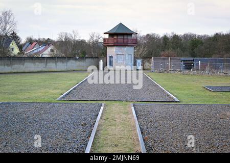 Oranienburg, Deutschland. 27. Januar 2023. Ein ehemaliger Wachturm steht auf dem Gelände des Sachsenhausen-Gedenkmals und -Museums. Während einer gemeinsamen Veranstaltung des Brandenburger Landesparlaments und der Gedenkfeier wurde zum ersten Mal, anstatt einen Kranz zu legen, eine Tonband-Kunstaktion mit der Frage durchgeführt: "Warum erinnern Sie sich heute?" Kredit: Soeren Stache/dpa/Alamy Live News Stockfoto