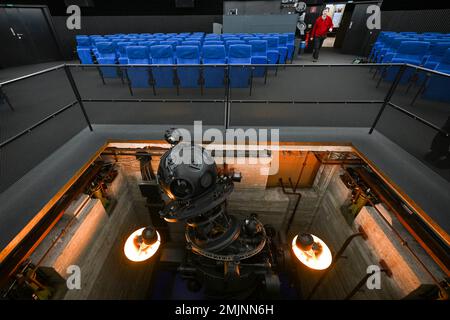 Berlin, Deutschland. 27. Januar 2023. Der Projektor in der großen Halle des Planetariums am Insulaner in Berlin-Schöneberg. Das Planetarium feiert 2023 sein 60. Jubiläum. Kredit: Jens Kalaene/dpa/Alamy Live News Stockfoto