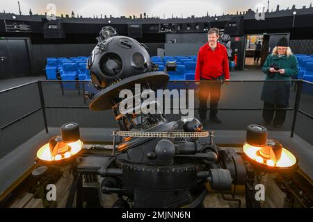 Berlin, Deutschland. 27. Januar 2023. Der Projektor in der großen Halle des Planetariums am Insulaner in Berlin-Schöneberg. Das Planetarium feiert 2023 sein 60. Jubiläum. Kredit: Jens Kalaene/dpa/Alamy Live News Stockfoto