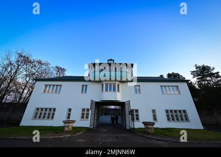 Oranienburg, Deutschland. 27. Januar 2023. Der Eingang zum Versteck der Gefangenen auf dem Gelände des Sachsenhausen-Gedenkmals und -Museums. Während einer gemeinsamen Veranstaltung des Brandenburger Landesparlaments und der Gedenkfeier wurde zum ersten Mal, anstatt einen Kranz zu legen, eine Bandkunstaktion mit der Frage durchgeführt: "Warum erinnern Sie sich heute?". Kredit: Soeren Stache/dpa/Alamy Live News Stockfoto